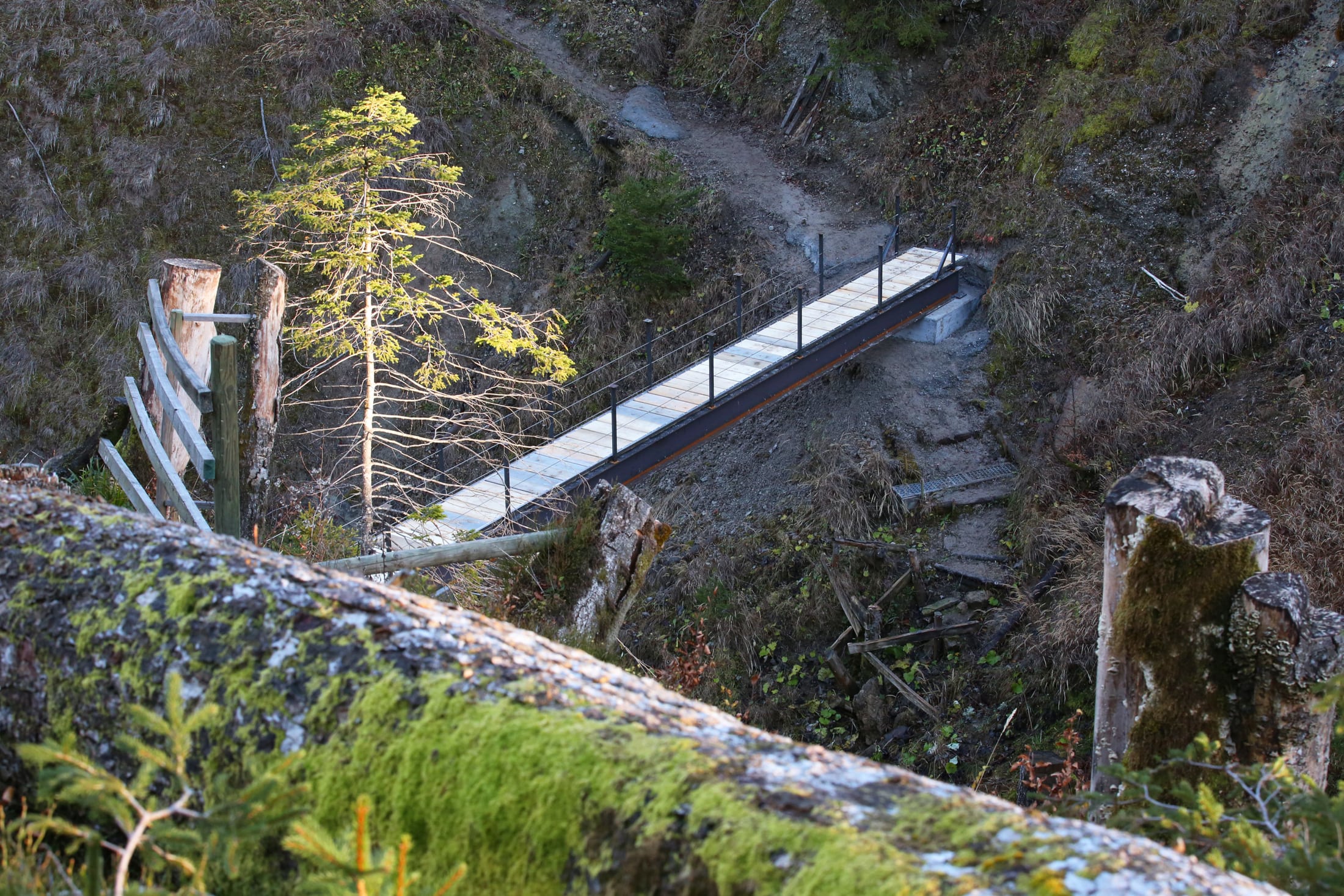 Construction d’un pont sur le chemin de randonnée entre Löchli et Potersalper-Herz, district de Schwende (AI)