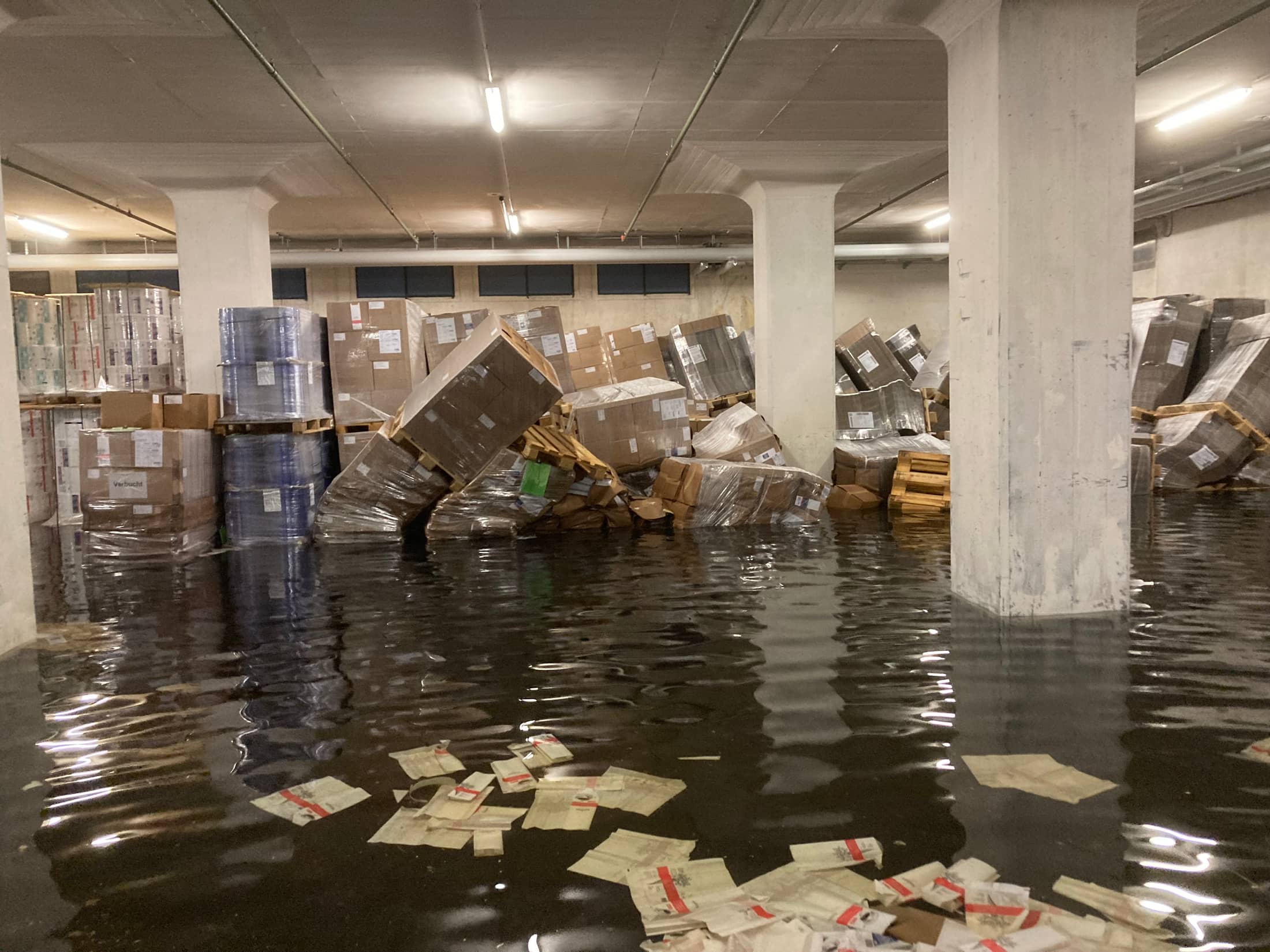In der Zuckerfabrik Aarberg steht das Lager unter Wasser.