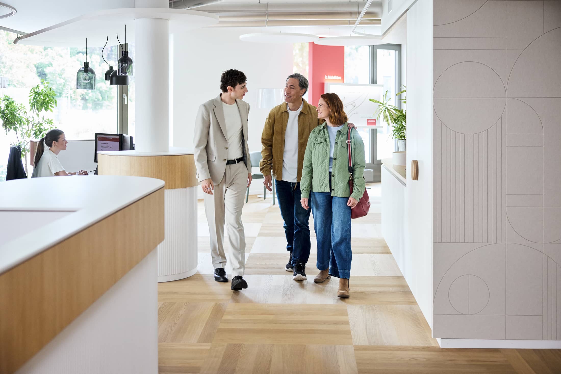 Versicherungsberater begleitet Kunden in der Agentur