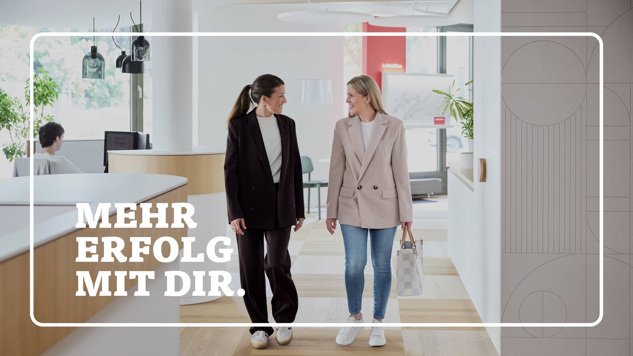 Kundin und Verkaufsberaterin gehend in Gespräch vertieft