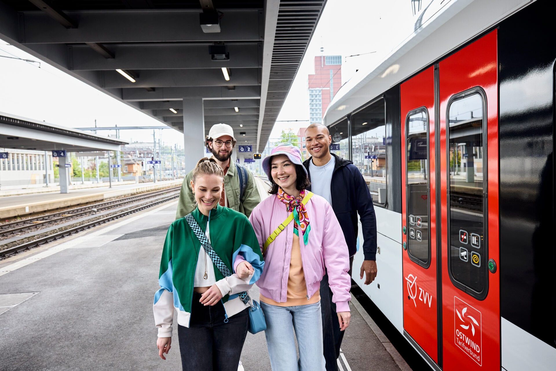 Vier junge Leute auf dem Perron