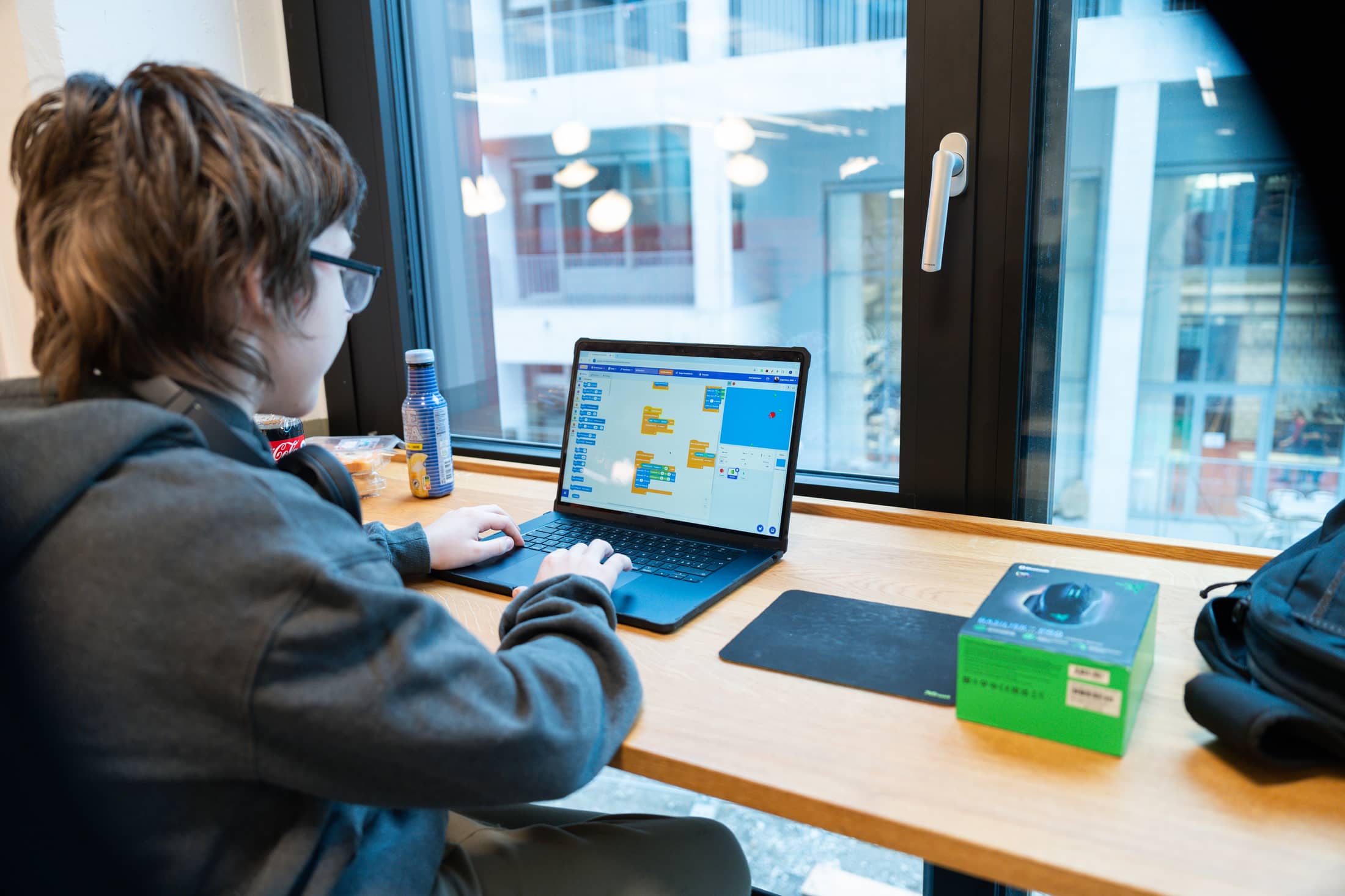 Jeune assis sur son notebook