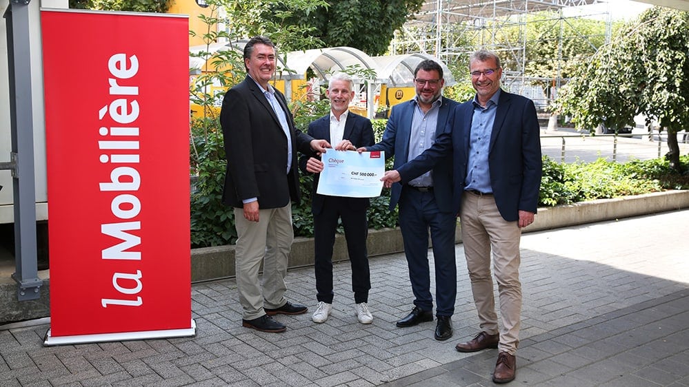 Remise du chèque aux Autorités de la Ville, Damien Chappuis, Maire et Emmanuel Koller, Conseiller communal en charge du Département de l’urbanisme, de l’environnement et des travaux publics (UETP) par Roland Verdon, membre de la direction de la Mobilière et responsable des projets de préventions et Olivier Léchenne, agent général de la Mobilière.