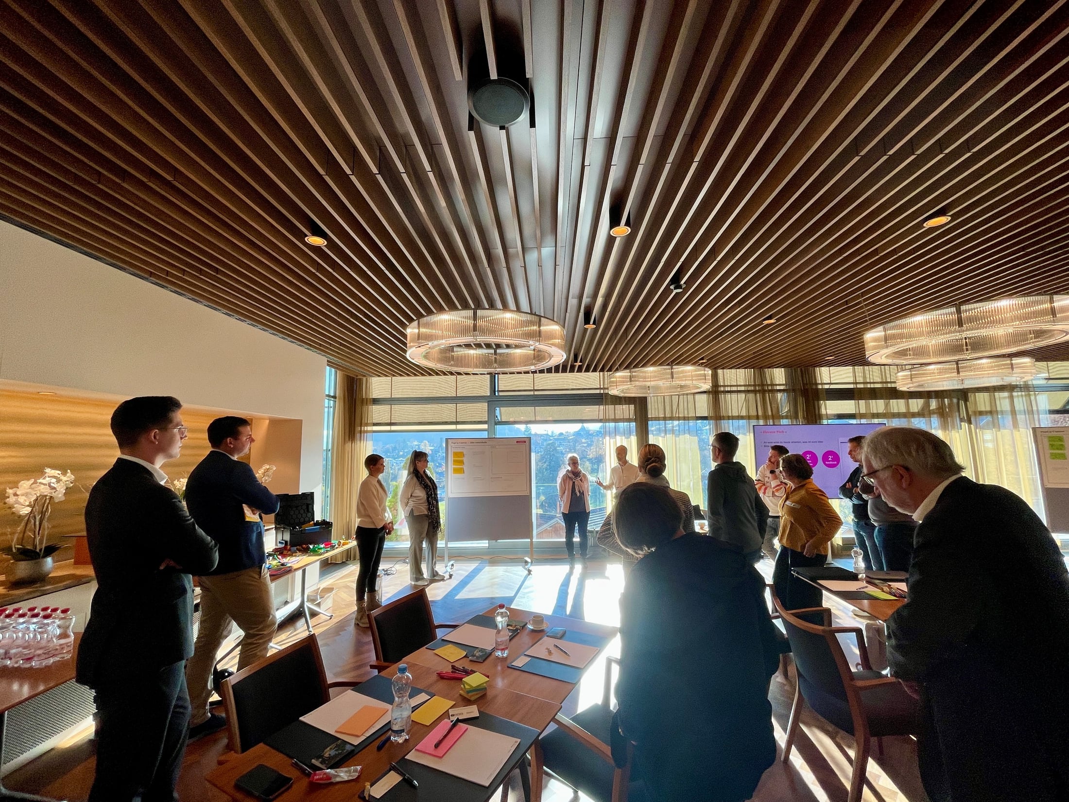 Plusieurs personnes participant à l’atelier «Donner de l’orientation» à l’hôtel Eden Spiez échangent leurs points de vue. 