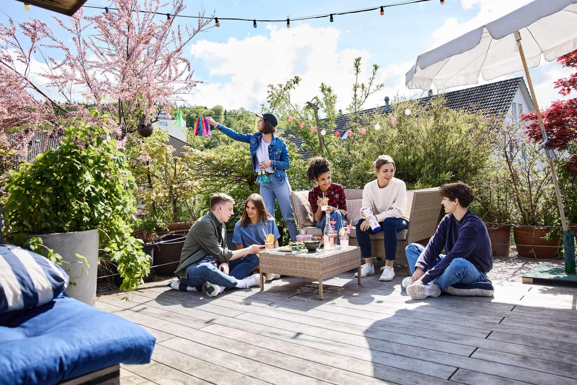 Les jeunes débattent sur une terrasse.