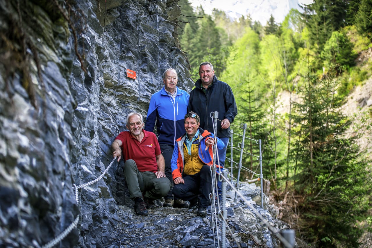 (v.l.n.r) Bruno Maerten (Verein Berner Wanderwege Schweiz) und Peter Huber (Wanderwege Schweiz) gemeinsam mit Schattenhalbs Gemeinderat Hannes Kohler und Guido Wittwer. (Fotos: Nicole Matschoss)