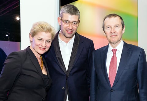 Il premiato Raphael Hefti affiancato da Dorothea Strauss (Responsabile Corporate Social Responsibility) e Markus Hongler, CEO della Mobiliare. Il premiato Raphael Hefti affiancato da Dorothea Strauss (Responsabile Corporate Social Responsibility) e Markus Hongler, CEO della Mobiliare.